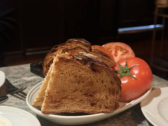 식전빵으로 스페인식 판 콘 토마테를 제공한다. 보는 재미와 경험하는 즐거움, 그리고 맛까지 만족시키는 한 접시다. 사진 김광중