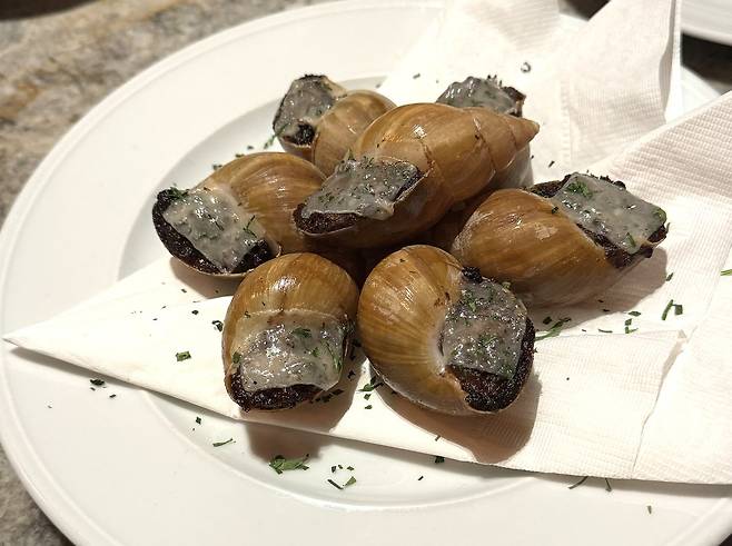 국내에서는 쉽게 접하기 어려운 에스카르고(달팽이 요리)는 와인과 페어링하기 좋은 메뉴다. 이곳에서는 라구 소스를 더해 깊은 풍미와 특별함을 한층 끌어올렸다.사진 김광중