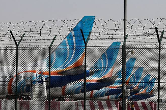 지난 2일(현지시간) 두바이 공항에 여객기들이 정차돼 있다. AFP=연합뉴스