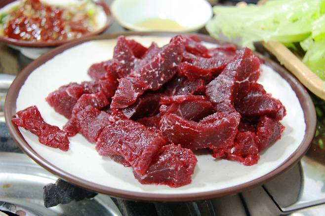 대구에서만 주로 먹는 뭉티기. 쇠고기를 날 것으로 먹는다는 점에서는 육사시미, 육회와 비슷하지만 고기를 써는 방식, 두께, 양념 등이 다르다.