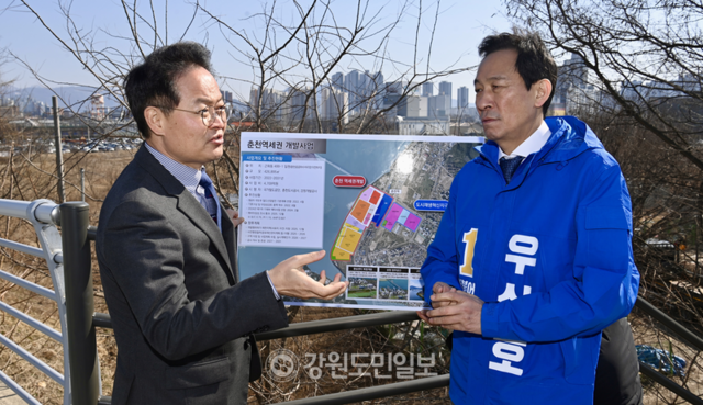 ▲ 우상호 더불어민주당 강원도지사 예비후보와 허영(춘천·철원·화천·양구갑) 국회의원이 7일 춘천역 앞 캠프페이지 부지와 춘천대교 찾아 춘천 역세권 개발사업과 도시재생 혁신지구, 상중도 호수정원 조성 사업 등 주요 현안을 점검하고 발전 방안을 논의했다. 방도겸 기자