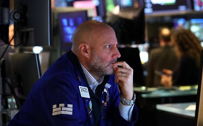 뉴욕증권거래소(NYSE)에서 트레이더가 지수 변동을 살피고 있다. 사진=AFP