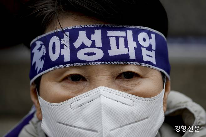 3.8 여성의날을 이틀 앞둔 6일 시민사회노동단체가 서울역광장에서 여성파업대회를 열고 실질적 성평등을 촉구하고 있다. 문재원 기자