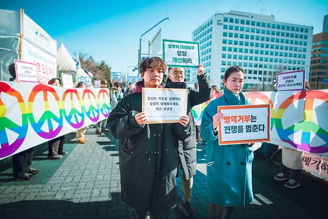 지난 2월 23일 서울 여의도 국회 앞에서 열린 병역거부 선언 기자회견에서 ‘두부’(활동명·김민형씨)가 ‘양심의 자유를 침해하는 징벌적 대체복무제도 개선 요구안’을 들고 있다. 전쟁없는세상 제공