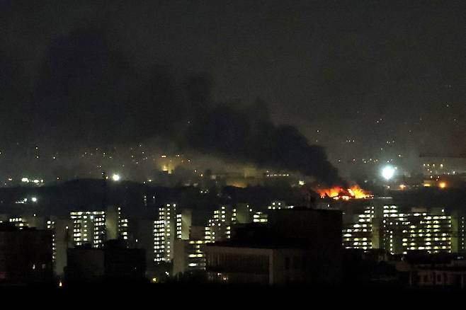 7일 이란 테헤란의 메흐라바드 국제공항에서 공습 직후 연기와 불길이 치솟고 있다. AFP
