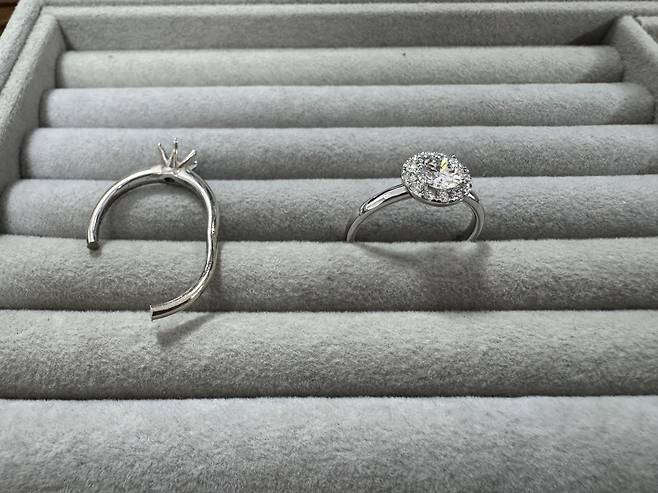 왼쪽은 리세팅 의뢰가 들어온 반지의 모습. 해당 반지에 있던 다이아몬드를 헤일로 디자인의 오른쪽 반지로 재탄생시켰다. 백재연 기자