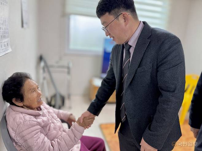 오균자(왼쪽) 할머니가 6일 충북 청주 가중2리경로당에서 정재윤 나무숲교회 목사의 손을 잡고 고마움을 표하고 있다.