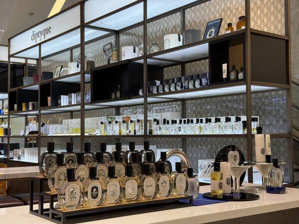 백화점 화장품 매장에 다양한 향수와 뷰티 제품이 진열돼 있다. 최근 가격보다 개인의 취향과 기분을 중시하는 소비가 늘면서 니치 향수 시장도 빠르게 성장하고 있다. 이서현 기자