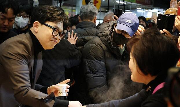 한동훈 전 국민의힘 대표가 7일 부산 북구 구포시장의 한 분식집을 찾아 상인들을 만나고 있다. 연합뉴스