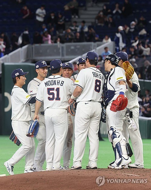 마운드에서 승리를 자축하는 한국 선수들