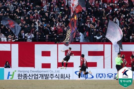 홈팬들 앞에서 득점을 기뻐하는 부천 갈레고. 사진[연합뉴스]