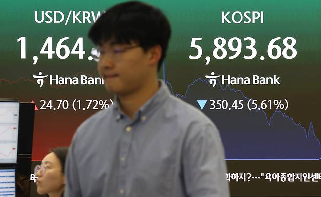 3일 서울 중구 하나은행 본점 딜링룸에서 딜러들이 업무를 보고 있다. 사진| 연합뉴스