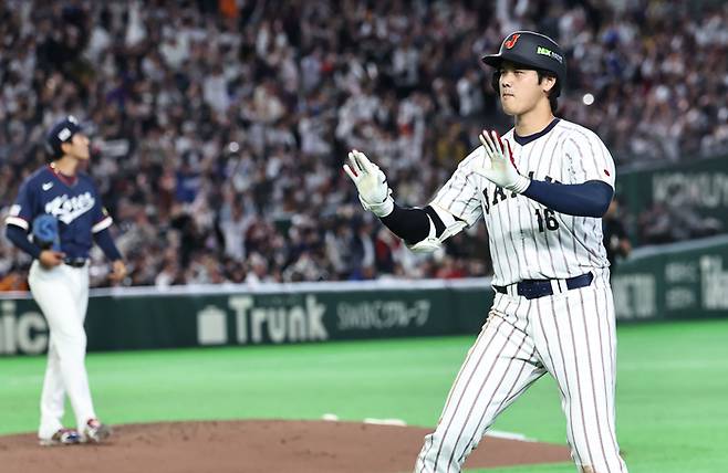 일본 야구대표팀의 오타니 쇼헤이가 7일 일본 도쿄돔에서 열린 2026 월드베이스볼클래식(WBC) 조별리그 C조 2차전 한국과 경기에서 3회말 홈런을 기록한 뒤 세리머니를 펼치고 있다. 연합뉴스