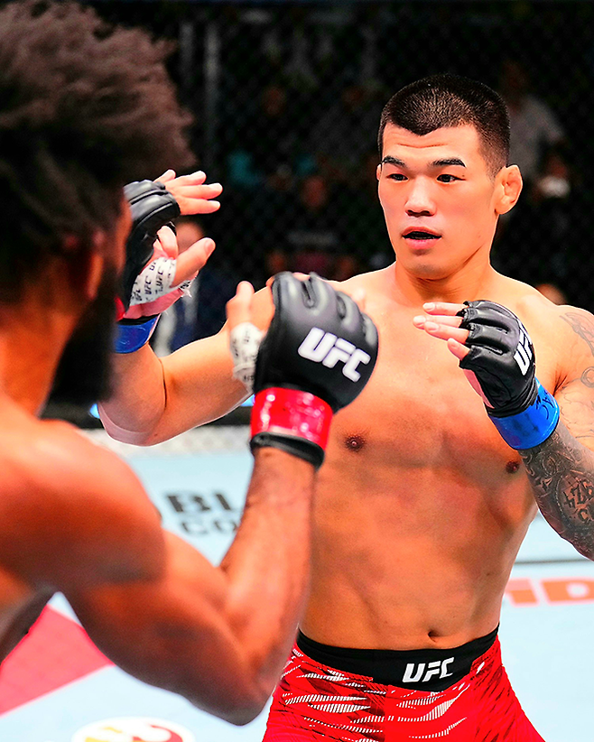 제42회 국제삼보연맹 세계선수권대회 컴뱃 부문 82㎏ 금메달리스트 고석현이 2025년 11월 미국 네바다주 메타 에이펙스 UFC 파이트 나이트 263 제2경기에서 필 로를 상대하고 있다. 사진=TKO