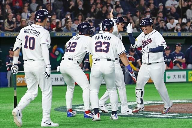 5일 일본 도쿄돔에서 열린 2026 WBC 조별리그 C조 1차전 대한민국과 체코의 경기. 1회말 1사 만루 문보경이 만루 홈런을 치고 홈을 밟은 뒤 동료선수들과 하이파이브를 하고 있다. 사진=연합뉴스