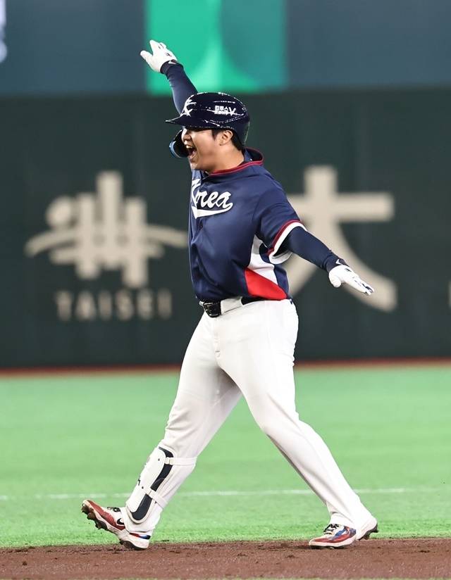 7일 일본 도쿄돔에서 열린 2026 WBC 조별리그 C조 2차전 대한민국과 일본의 경기. 1회초 2사 1, 2루 한국 문보경이 2타점 2루타를 치고 환호하고 있다. 사진=연합뉴스