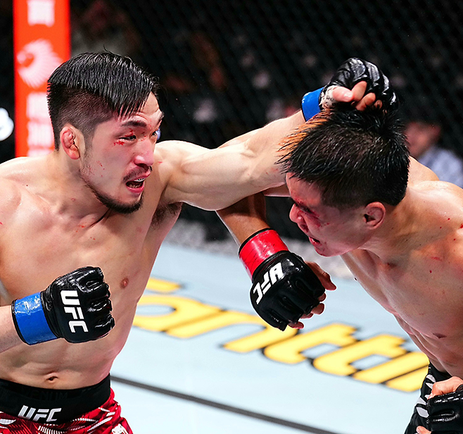 Road to UFC 시즌3 밴텀급 토너먼트 우승자 유수영이 2025년 8월 중국 상하이다우타이에서 UFC 정규 데뷔 2연승을 거두기 위해 Road to UFC 시즌2 밴텀급 토너먼트 준우승자 샤오룽을 주먹으로 때리고 있다. 사진=TKO