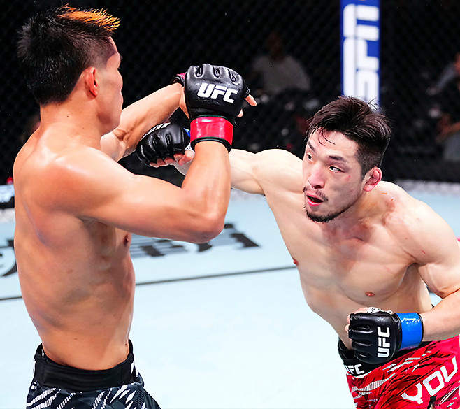 Road to UFC 시즌3 밴텀급 토너먼트 우승자 유수영이 2025년 8월 중국 상하이다우타이에서 UFC 정규 파이터로 데뷔 2연승을 거두기 위해 Road to UFC 시즌2 밴텀급 토너먼트 준우승자 샤오룽한테 주먹질을 하고 있다. 사진=TKO