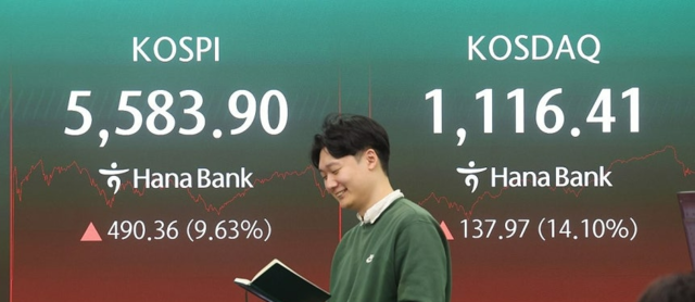 지난 5일 코스피 지수가 급반등한 가운데 서울 중구 하나은행에서 직원이 업무를 보고 있다. 연합뉴스