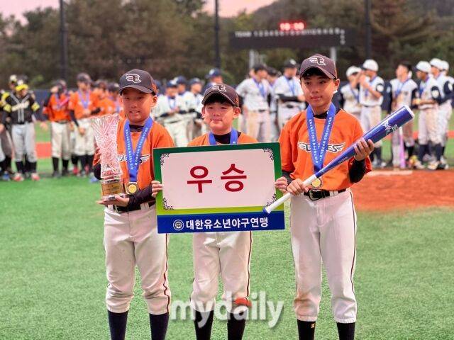 대한유소년야구연맹 전국유소년야구대회에서 우승을 차지한 대전서구 유소년야구단 선수들.