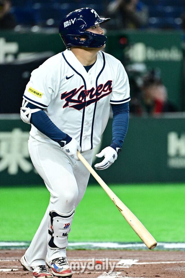 5일 일본 도쿄돔에서 열린 2026 월드 베이스볼 클래식(WBC) 조별리그 한국-체코 경기. 문보경이 1회말 1사 만루에 홈런을 친 후 바라보고 있다./도쿄(일본)=한혁승 기자