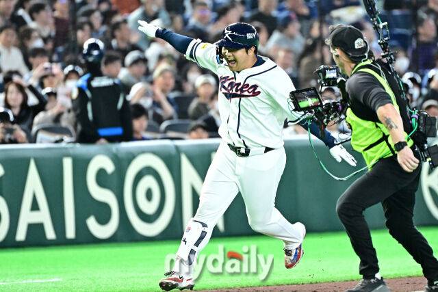 5일 일본 도쿄돔에서 열린 2026 월드 베이스볼 클래식(WBC) 조별리그 한국-체코 경기. 문보경이 1회말 1사 만루에 홈런을 친 후 기뻐하고 있다./도쿄(일본)=한혁승 기자