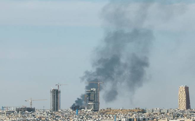 미국·이스라엘과 이란 간 충돌이 이어지는 가운데, 5일(현지시간) 사우디아라비아 리야드에서 도시 상공으로 연기가 피어오르고 있다. [로이터]