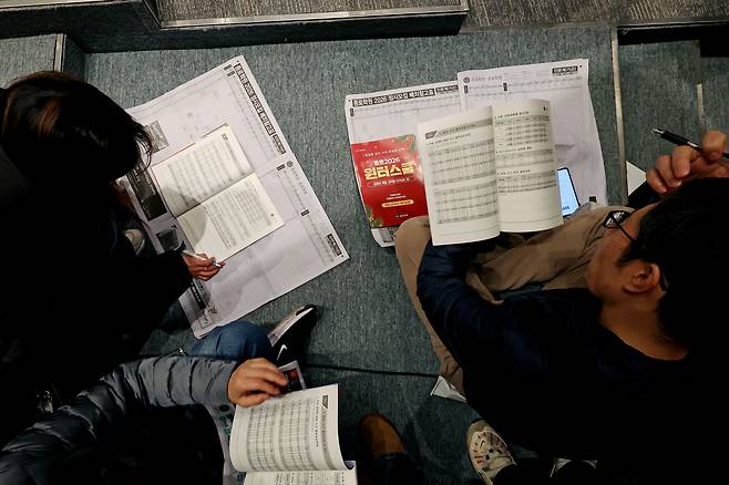 지난해 12월 서울 종로구 성균관대학교 600주년 기념관 새천년홀에서 종로학원 주최로 열린 ‘2026 정시 합격 가능선 예측 및 지원전략 설명회’에서 학부모들이 강사의 설명을 듣고 있다. [연합]