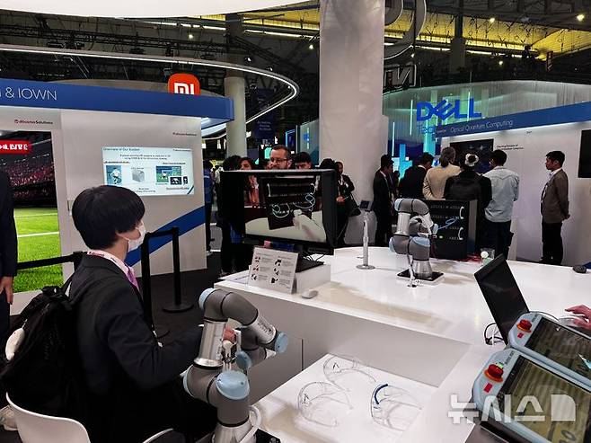 [바르셀로나(스페인)=뉴시스] 심지혜 기자 = 2일(현지 시간) 스페인 바르셀로나에서 개최 중인 MWC26에서 일본 이동통신사 NTT 도코모 전시부스. 피지컬 AI 시대 로봇 원격 제어를 체험할 수 있는 공간을 마련했다. 2026.03.02. siming@newsis.com