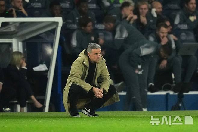 [파리=AP/뉴시스] 프랑스 프로축구 리그1 파리 생제르맹(PSG)의 루이스 엔리케 감독. 2026.03.06.