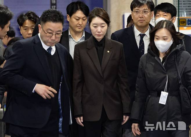 [서울=뉴시스] 황준선 기자 = 공천 헌금 1억 원을 수수한 혐의를 받는 강선우 무소속 의원이 지난 3일 오후 서울 서초구 서울중앙지방법원에서 열린 구속 전 피의자 심문(영장실질심사)를 마친 뒤 법원을 나서고 있다. 2026.03.03. hwang@newsis.com