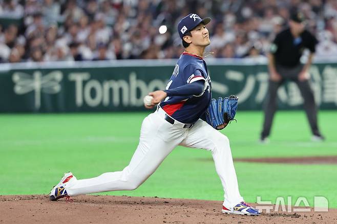 [도쿄=뉴시스] 권창회 기자 = 7일 일본 도쿄돔에서 열린 2026 WBC 조별리그 C조 2차전 한국과 일본의 경기, 1회말 한국 선발 고영표가 역투하고 있다. 2026.03.07. kch0523@newsis.com