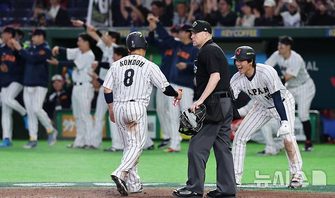 [도쿄=뉴시스] 권창회 기자 = 7일 일본 도쿄돔에서 열린 2026 WBC 조별리그 C조 2차전 한국과 일본의 경기, 7회말 2사 만루 일본 스즈키 요시다의 2타점 적시타로 득점한 오타니와 곤도가 기뻐하고 있다. 2026.03.07. kch0523@newsis.com