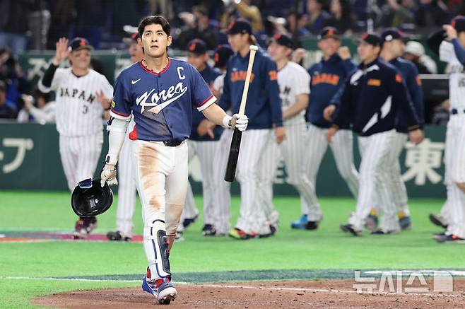 [도쿄=뉴시스] 권창회 기자 = 7일 일본 도쿄돔에서 열린 2026 WBC 조별리그 C조 2차전 한국과 일본의 경기, 8-6으로 패배한 한국 이정후가 아쉬워하고 있다. 2026.03.07. kch0523@newsis.com