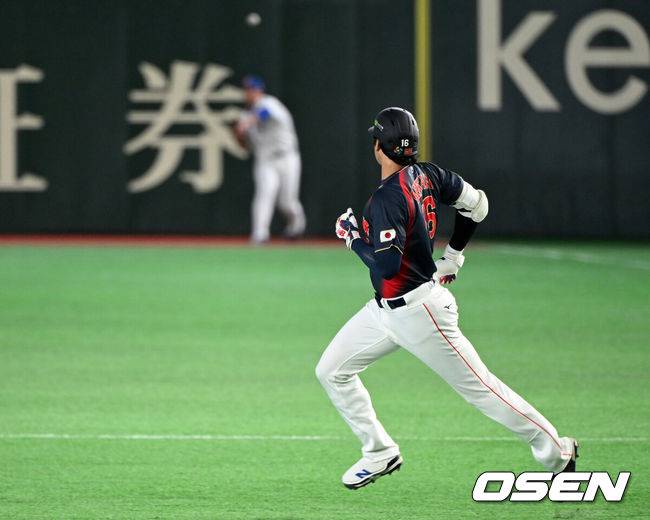 [OSEN=도쿄(일본), 손용호 기자] 6일 일본 도쿄돔에서 월드베이스볼클래식(WBC) 조별리그 C조 일본과 대만의 경기가&nbsp;열렸다.일본은 야마모토 요시노부, 대만은 쩡하오쥔을 선발로 내세웠다.1회초 무사에서 일본 오타니 쇼헤이가 우전 2루타를 치고 그라운드를 달리고 있다. 2026.03.06&nbsp;/spjj@osen.co.kr