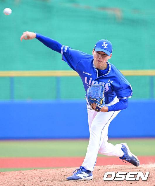 [OSEN=오키나와(일본), 최규한 기자] 2026 WBC(월드베이스볼클래식)를 준비하는 대한민국 야구 대표팀이 26일 일본 오키나와 가데나 야구장에서 프로야구 삼성 라이온즈와 연습경기를 펼쳤다. 야구 대표팀은 오키나와에서 국내 팀들과 6차례 연습경기를 치르며 전력을 끌어올릴 예정이다.6회말 마운드에 오른 삼성 투수 육선엽이 힘차게 공을 뿌리고 있다. 2026.02.26 / dreamer@osen.co.kr