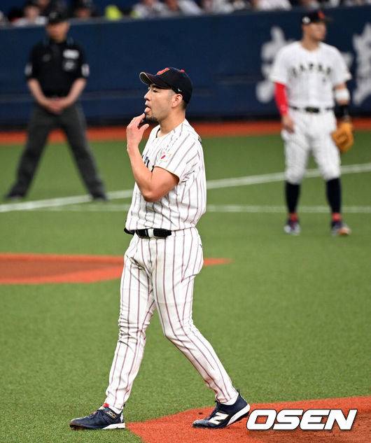 [OSEN=오사카(일본), 손용호 기자] 2일 일본 오사카 교세라돔에서 월드베이스볼클래식(WBC) 공식 연습 경기 일본 야구 대표팀과 오릭스 버팔로스의 경기가 열렸다.3일 한신 타이거스와 연습 경기 후 도쿄로 향하는 일본 야구 대표팀은 6일 대만과의 첫 경기에 이어 7일 한국전, 8일 호주전, 10일 체코전을 치른다.4회말 무사에서 일본 기쿠치 유세이가 오릭스 니시노 마사히로에게 내야안타를 허용하고 아쉬워하고 있다. 2026.03.02 /spjj@osen.co.kr
