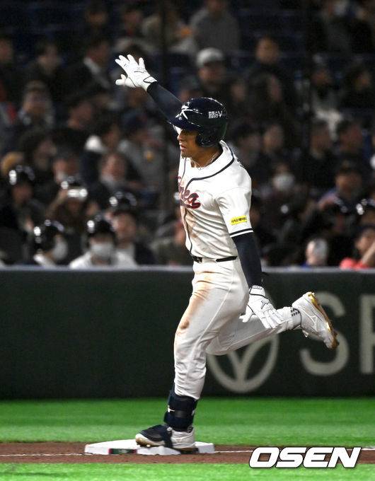 [OSEN=도쿄(일본), 손용호 기자] 5일 일본 도쿄돔에서 월드베이스볼클래식(WBC) 조별리그 C조 한국과 체코의 경기가&nbsp;열렸다.한국은 소형준, 체코는 다니엘 파디샥을 선발투수로 내세웠다.2006년 4강, 2009년 준우승을 차지한 경험이 있는 한국은 이후 3개 대회(2013년, 2017년, 2023년)에서 모두 8강 토너먼트 진출에 실패했다. 이번 대회에서는 17년 만에 본선 토너먼트 진출을 노린다.8회말 2사에서 한국 저마이 존스가 좌월 솔로 홈런을 치고 환호하고 있다. 2026.03.05&nbsp;/spjj@osen.co.kr