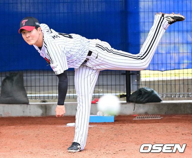 [OSEN=오키나와(일본), 최규한 기자] 프로야구 LG 트윈스가 27일 일본 오키나와 가데나 야구장에서 스프링캠프 훈련을 펼쳤다.미국 애리조나에서 1차 스프링캠프를 마친 LG는 25일 오키나와에 입성해 26일부터 본격적으로 2차 캠프를 시작했다.LG 조건희가 불펜 피칭을 펼치고 있다. 2026.02.27 / dreamer@osen.co.kr
