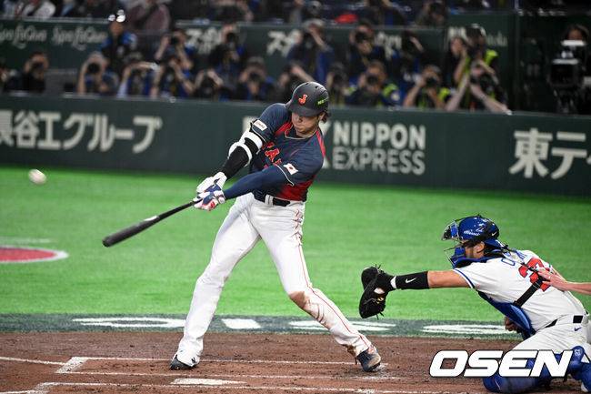 [OSEN=도쿄(일본), 손용호 기자] 6일 일본 도쿄돔에서 월드베이스볼클래식(WBC) 조별리그 C조 일본과 대만의 경기가&nbsp;열렸다.일본은 야마모토 요시노부, 대만은 쩡하오쥔을 선발로 내세웠다.2회초 1사 만루에서 일본 오타니 쇼헤이가 만루 홈런을 치고 있다. 2026.03.06&nbsp;/spjj@osen.co.kr