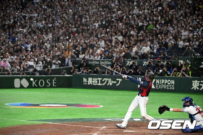 [OSEN=도쿄(일본), 손용호 기자] 6일 일본 도쿄돔에서 월드베이스볼클래식(WBC) 조별리그 C조 일본과 대만의 경기가&nbsp;열렸다.일본은 야마모토 요시노부, 대만은 쩡하오쥔을 선발로 내세웠다.4회초 무사에서 일본 오타니 쇼헤이가 타격을 하고 있다. 2026.03.06&nbsp;/spjj@osen.co.kr