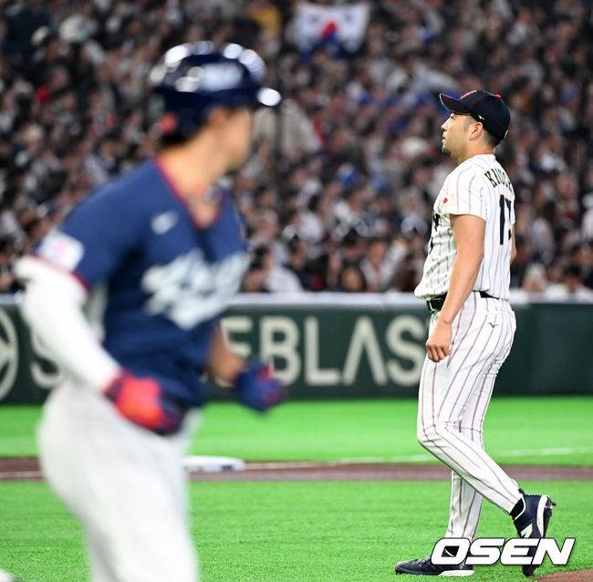 [OSEN=도쿄(일본), 손용호 기자] 7일 일본 도쿄돔에서 2026 월드베이스볼클래식(WBC) 조별리그 C조 대한민국과 일본의 경기가&nbsp;열렸다.한국은 잠수함 고영표, 일본은 좌완 기쿠치 유세이를 선발로 내세웠다. WBC에서 2006년 4강, 2009년 준우승을 차지한 한국은 이후 3개 대회(2013년, 2017년, 2023년)에서 연달아 1라운드를 통과하지 못하고 있다. 이번 대회에서는 8강 토너먼트 복귀를 목표로 대회에 임하고 있다. 지난 5일 체코와의 첫 경기에서는 11-4로 대승을 거두며 좋은 출발을 했다.&nbsp;1회초 무사에서 일본 기쿠치가 한국 김도영에 좌전 안타를 허용하고 있다. 2026.03.07&nbsp;/spjj@osen.co.kr