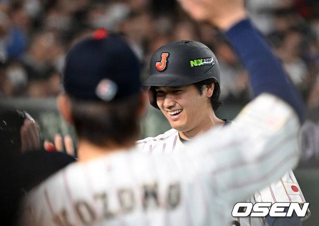 [OSEN=도쿄(일본), 손용호 기자] 7일 일본 도쿄돔에서 2026 월드베이스볼클래식(WBC) 조별리그 C조 대한민국과 일본의 경기가&nbsp;열렸다.한국은 잠수함 고영표, 일본은 좌완 기쿠치 유세이를 선발로 내세웠다. WBC에서 2006년 4강, 2009년 준우승을 차지한 한국은 이후 3개 대회(2013년, 2017년, 2023년)에서 연달아 1라운드를 통과하지 못하고 있다. 이번 대회에서는 8강 토너먼트 복귀를 목표로 대회에 임하고 있다. 지난 5일 체코와의 첫 경기에서는 11-4로 대승을 거두며 좋은 출발을 했다.&nbsp;3회말 1사에서 일본 오타니 쇼헤이가 동점 우중월 솔로포를 날리며 동료선수들과 하이파이브를 하고 있다. 2026.03.07&nbsp;/spjj@osen.co.kr