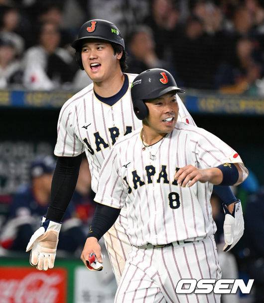 [OSEN=도쿄(일본), 손용호 기자] 7일 일본 도쿄돔에서 2026 월드베이스볼클래식(WBC) 조별리그 C조 대한민국과 일본의 경기가&nbsp;열렸다.한국은 잠수함 고영표, 일본은 좌완 기쿠치 유세이를 선발로 내세웠다. WBC에서 2006년 4강, 2009년 준우승을 차지한 한국은 이후 3개 대회(2013년, 2017년, 2023년)에서 연달아 1라운드를 통과하지 못하고 있다. 이번 대회에서는 8강 토너먼트 복귀를 목표로 대회에 임하고 있다. 지난 5일 체코와의 첫 경기에서는 11-4로 대승을 거두며 좋은 출발을 했다.&nbsp;7회말 2사 만루에서 일본 오타니, 곤도가 요시다의 2타점 적시타에 홈을 밟으며 미소짓고 있다. 2026.03.07&nbsp;/spjj@osen.co.kr