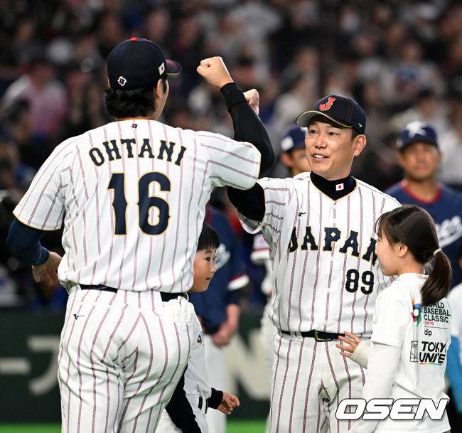 [OSEN=도쿄(일본), 손용호 기자] 7일 일본 도쿄돔에서 2026 월드베이스볼클래식(WBC) 조별리그 C조 대한민국과 일본의 경기가&nbsp;열렸다.한국은 잠수함 고영표, 일본은 좌완 기쿠치 유세이를 선발로 내세웠다. WBC에서 2006년 4강, 2009년 준우승을 차지한 한국은 이후 3개 대회(2013년, 2017년, 2023년)에서 연달아 1라운드를 통과하지 못하고 있다. 이번 대회에서는 8강 토너먼트 복귀를 목표로 대회에 임하고 있다. 지난 5일 체코와의 첫 경기에서는 11-4로 대승을 거두며 좋은 출발을 했다.&nbsp;일본 이바타 히로카즈 감독이 오타니 쇼헤이와 하이파이브를 하고 있다. 2026.03.07&nbsp;/spjj@osen.co.kr