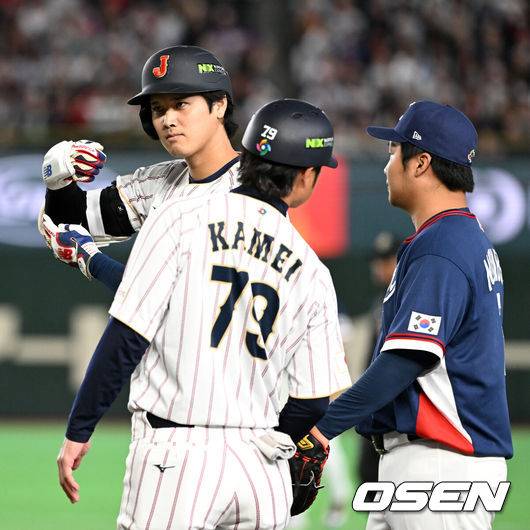 [OSEN=도쿄(일본), 손용호 기자] 7일 일본 도쿄돔에서 2026 월드베이스볼클래식(WBC) 조별리그 C조 대한민국과 일본의 경기가&nbsp;열렸다.한국은 잠수함 고영표, 일본은 좌완 기쿠치 유세이를 선발로 내세웠다. WBC에서 2006년 4강, 2009년 준우승을 차지한 한국은 이후 3개 대회(2013년, 2017년, 2023년)에서 연달아 1라운드를 통과하지 못하고 있다. 이번 대회에서는 8강 토너먼트 복귀를 목표로 대회에 임하고 있다. 지난 5일 체코와의 첫 경기에서는 11-4로 대승을 거두며 좋은 출발을 했다.&nbsp;5회말 1사에서 일본 오타니가 중전 안타를 날리며 세리머니를 하고 있다. 2026.03.07&nbsp;/spjj@osen.co.kr