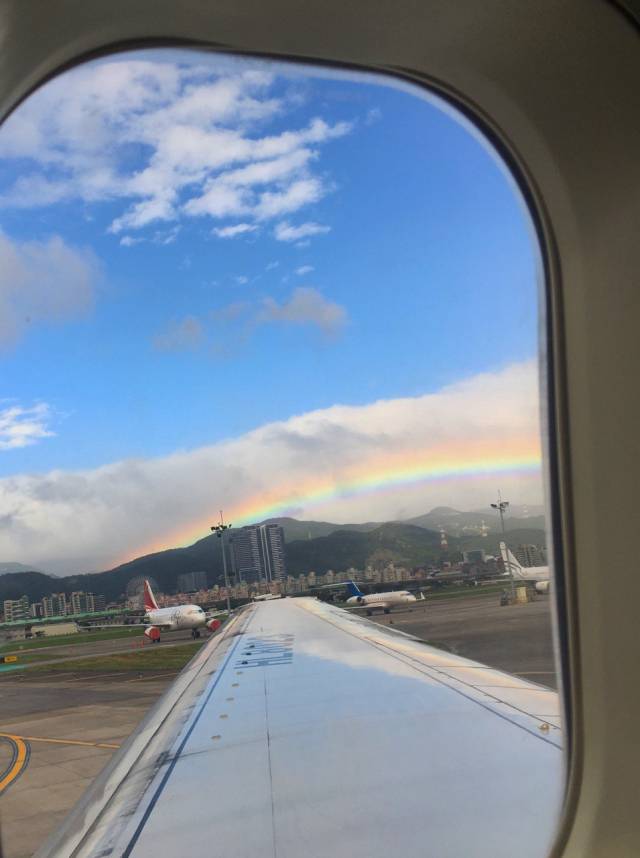 ▲ 십 번의 방문 끝에 대만으로 이주하던 날 타이베이 쑹산(松山)공항에 내리자 활주로 너머로 무지개가 보였다. 새로운 곳에서 새로운 도전을 응원이라도 하듯이. ⓒ필자
