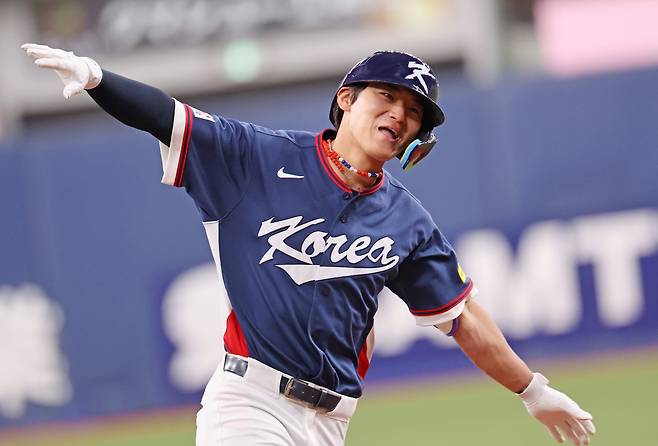 지난 3일 일본 오사카 교세라돔에서 열린 월드베이스볼클래식(WBC) 평가전 한국 대표팀과 일본 프로야구 오릭스 버팔로스와의 경기. 2회초 2사 1, 3루 한국 김도영이 3점 홈런을 친 뒤 세레머니를 하고 있다. 연합뉴스