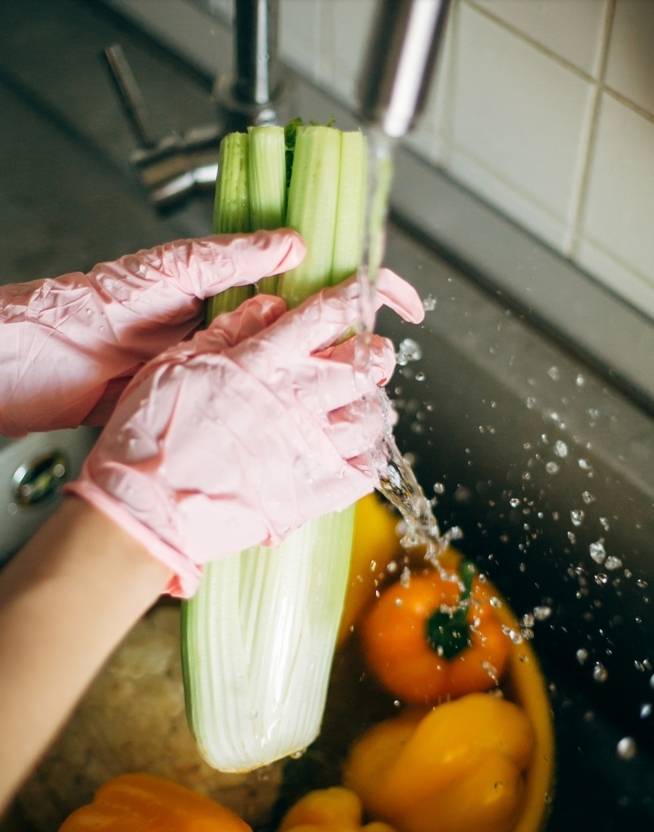 고무장갑을 낀 채 채소를 씻는 모습. 오염된 장갑으로 식재료를 만지면 교차오염이 발생할 수 있다. 사진=게티이미지뱅크