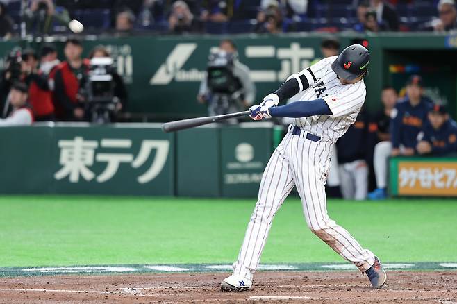 7일 일본 도쿄돔에서 열린 2026 WBC 조별리그 C조 2차전 한국과 일본의 경기, 3회말 1사서 일본 쇼헤이 오타니가 1점 홈런을 치고 있다. 뉴시스